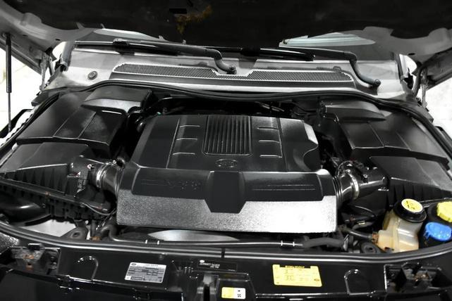 Photo of 2010 Silver Land Rover LR4
