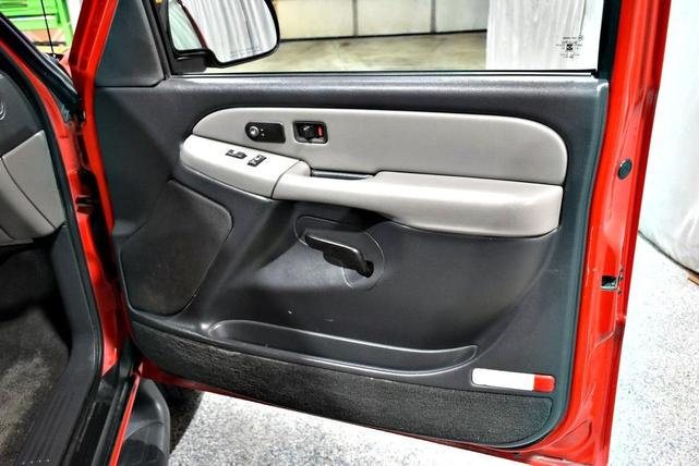 Photo of 2001 Red Chevrolet Suburban