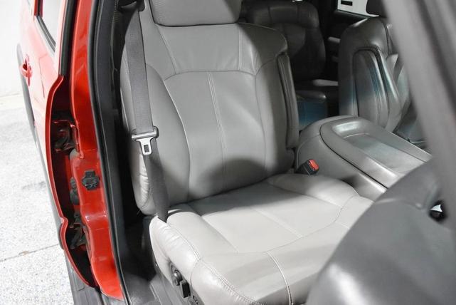 Photo of 2001 Red Chevrolet Suburban