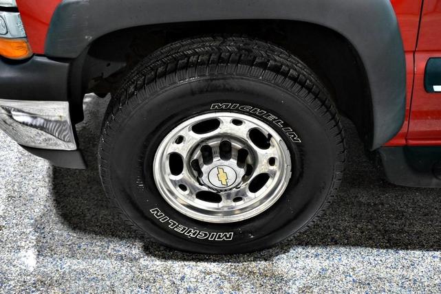 Photo of 2001 Red Chevrolet Suburban