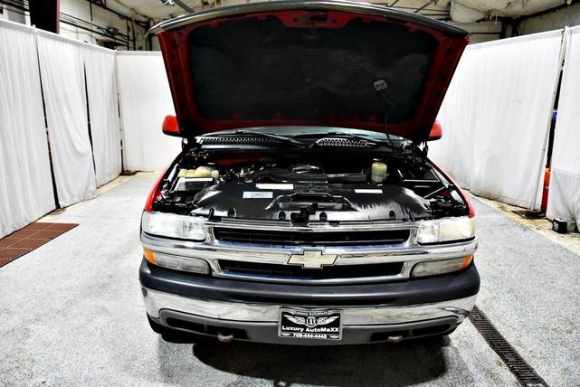 Photo of 2001 Red Chevrolet Suburban