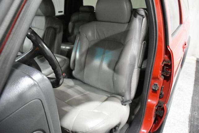 Photo of 2001 Red Chevrolet Suburban