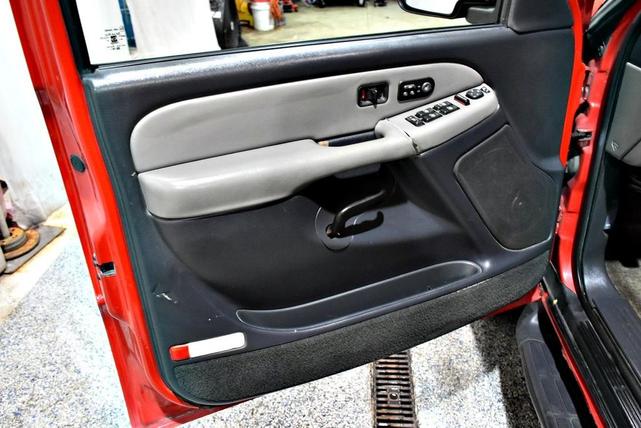 Photo of 2001 Red Chevrolet Suburban