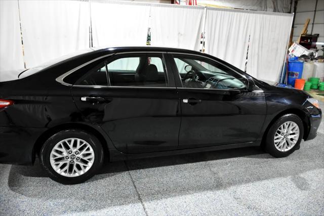 Photo of 2016 Black Toyota Camry
