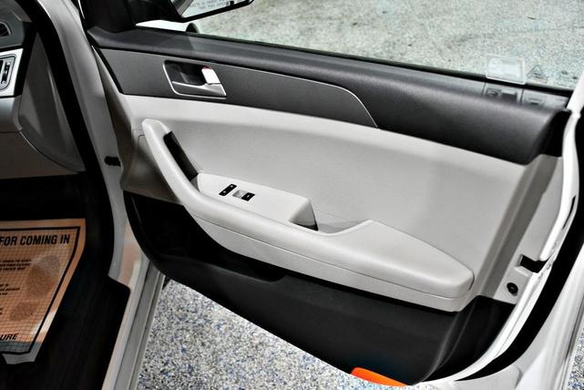 Photo of 2015 White Hyundai SONATA