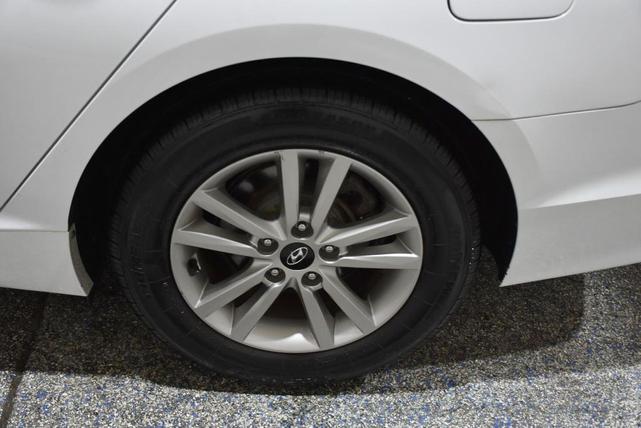 Photo of 2015 White Hyundai SONATA