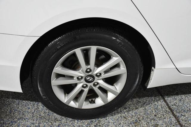 Photo of 2015 White Hyundai SONATA