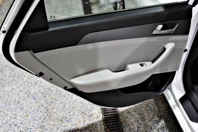 Photo of 2015 White Hyundai SONATA