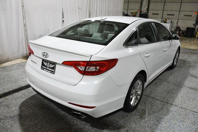 Photo of 2015 White Hyundai SONATA