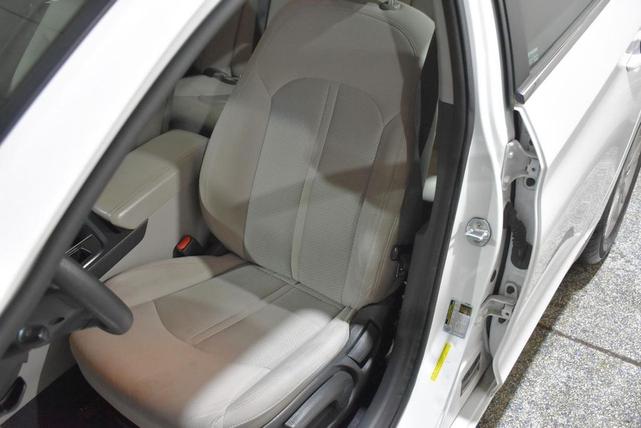Photo of 2015 White Hyundai SONATA