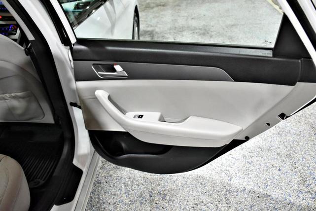 Photo of 2015 White Hyundai SONATA