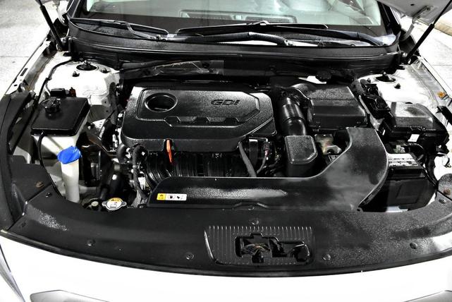 Photo of 2015 White Hyundai SONATA