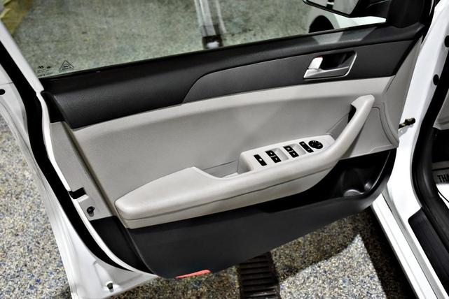 Photo of 2015 White Hyundai SONATA