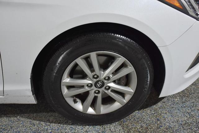 Photo of 2015 White Hyundai SONATA