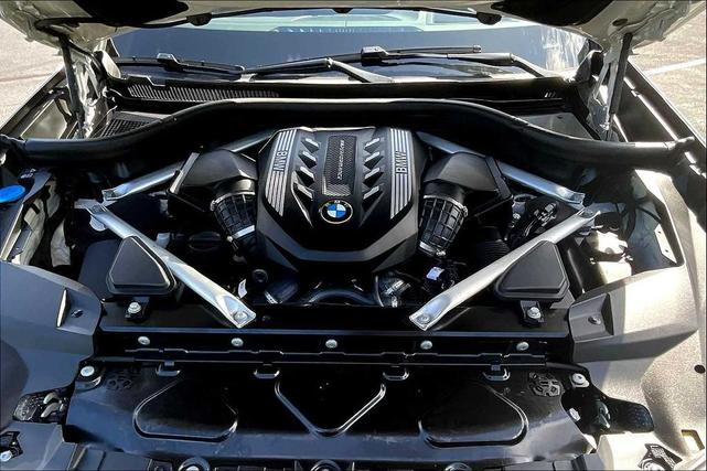 Photo of 2022 Mineral White Metallic BMW X7