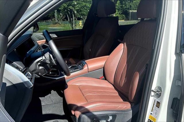 Photo of 2022 Mineral White Metallic BMW X7