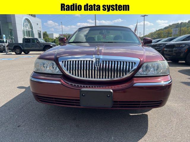 Photo of 2004 Light Tundra Clearcoat Metallic Lincoln Town Car