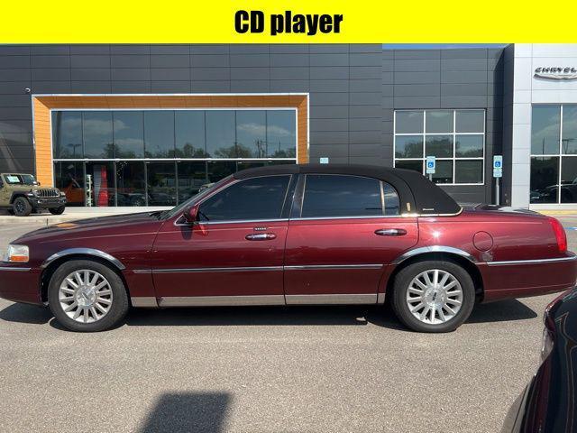 Photo of 2004 Light Tundra Clearcoat Metallic Lincoln Town Car