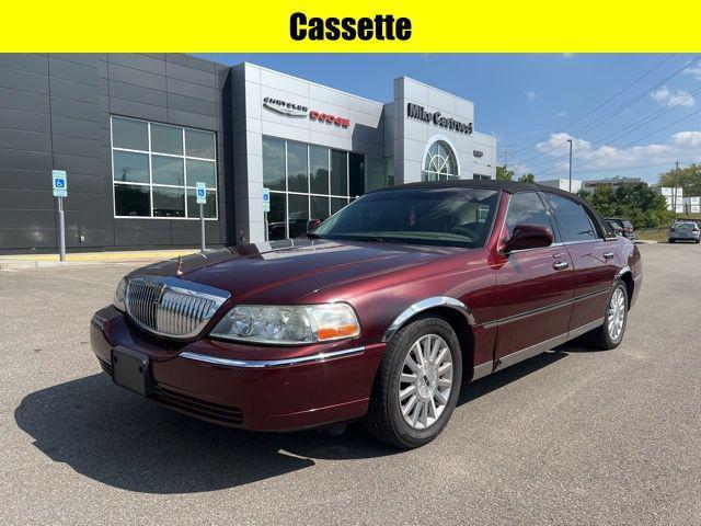 Photo of 2004 Light Tundra Clearcoat Metallic Lincoln Town Car
