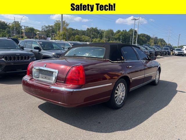 Photo of 2004 Light Tundra Clearcoat Metallic Lincoln Town Car