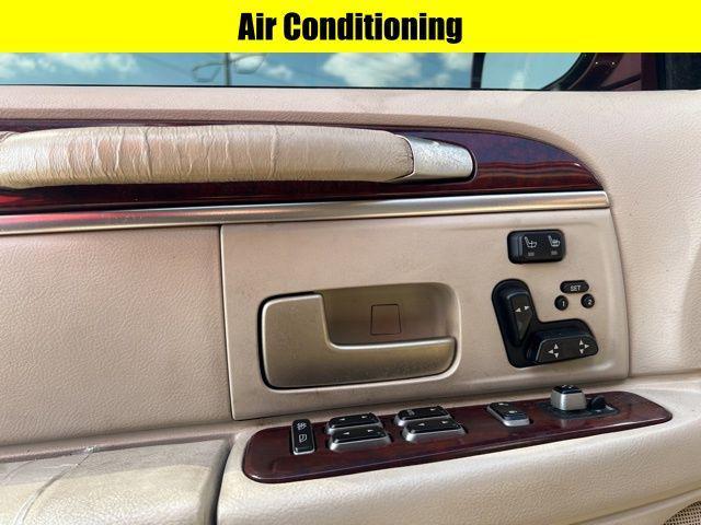 Photo of 2004 Light Tundra Clearcoat Metallic Lincoln Town Car