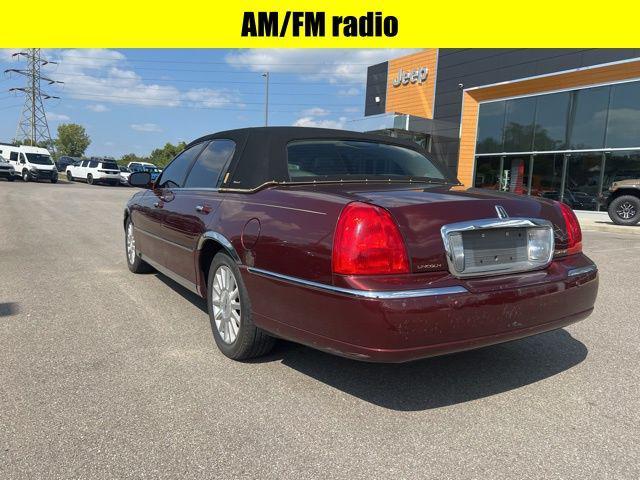 Photo of 2004 Light Tundra Clearcoat Metallic Lincoln Town Car