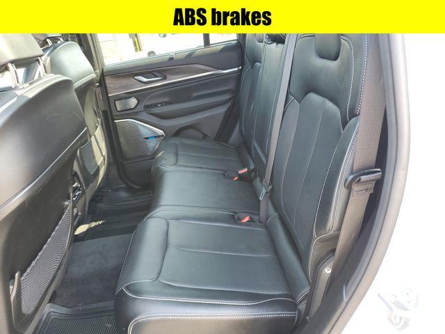 Photo of 2022 Bright White Clearcoat Jeep Grand Cherokee