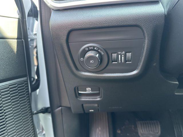 Photo of 2025 Bright White Clearcoat Jeep Grand Cherokee L