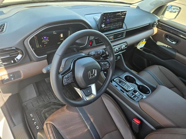 Photo of 2025 Platinum White Pearl Honda Pilot