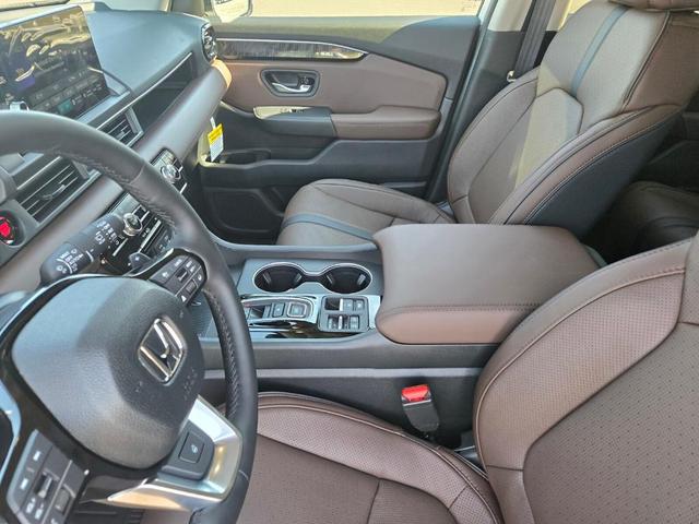 Photo of 2025 Platinum White Pearl Honda Pilot