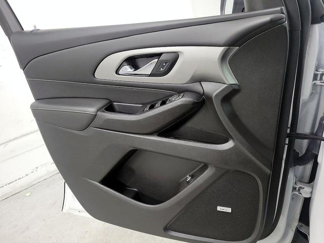 Photo of 2023 White Chevrolet Traverse