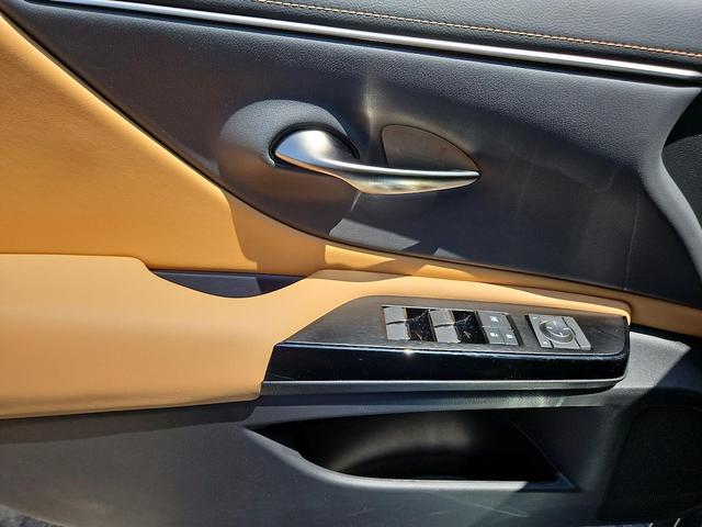 Photo of 2025 Silver Lexus ES 350