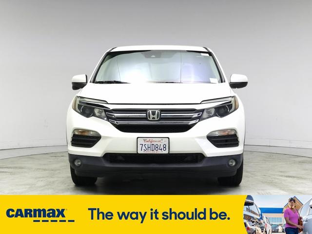 Photo of 2016 White Honda Pilot