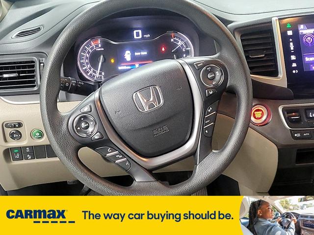Photo of 2016 White Honda Pilot