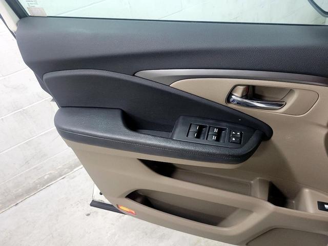 Photo of 2016 White Honda Pilot