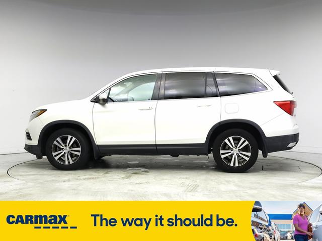 Photo of 2016 White Honda Pilot