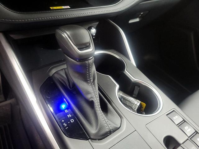 Photo of 2023 White Toyota Highlander Hybrid