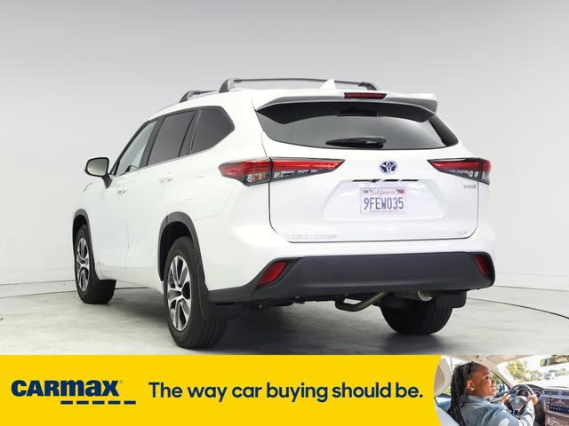 Photo of 2023 White Toyota Highlander Hybrid