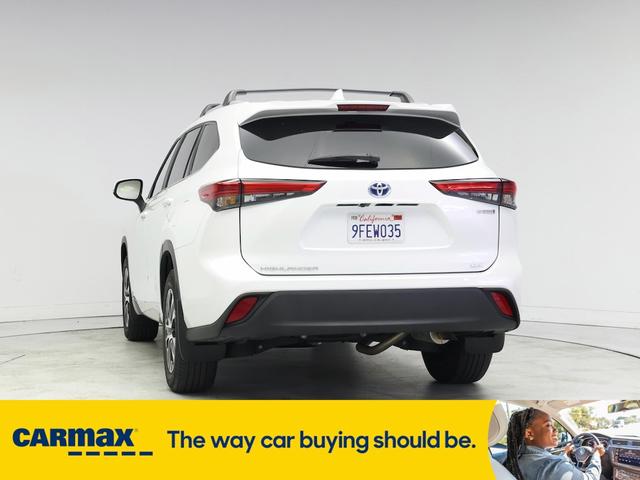 Photo of 2023 White Toyota Highlander Hybrid
