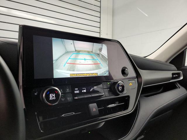 Photo of 2023 White Toyota Highlander Hybrid