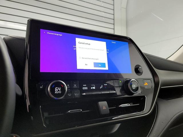 Photo of 2023 White Toyota Highlander Hybrid