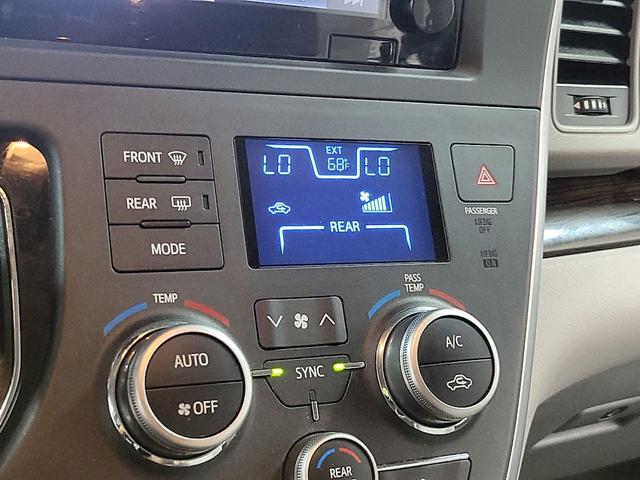 Photo of 2017 Gray Toyota Sienna