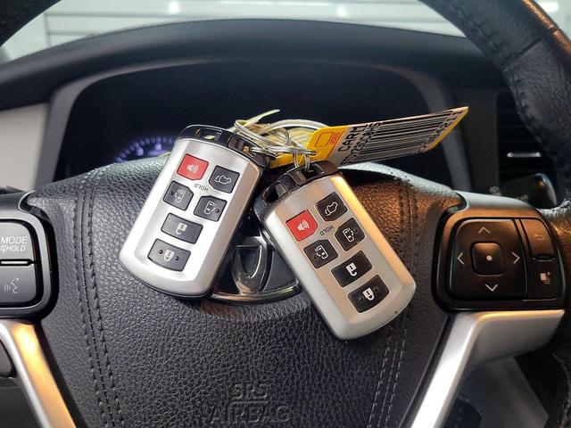 Photo of 2017 Gray Toyota Sienna