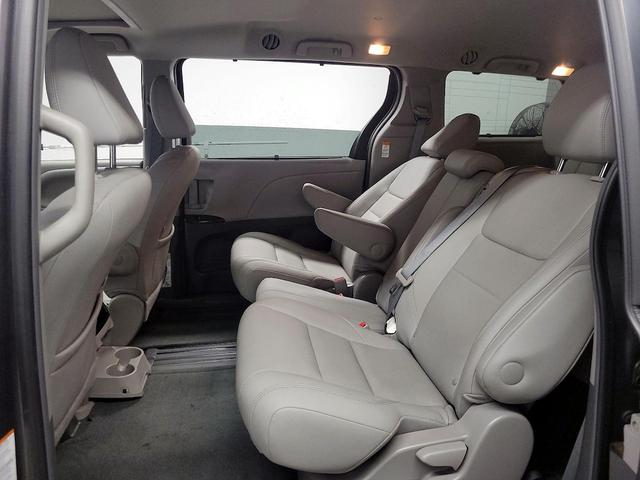 Photo of 2017 Gray Toyota Sienna