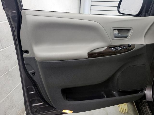 Photo of 2017 Gray Toyota Sienna