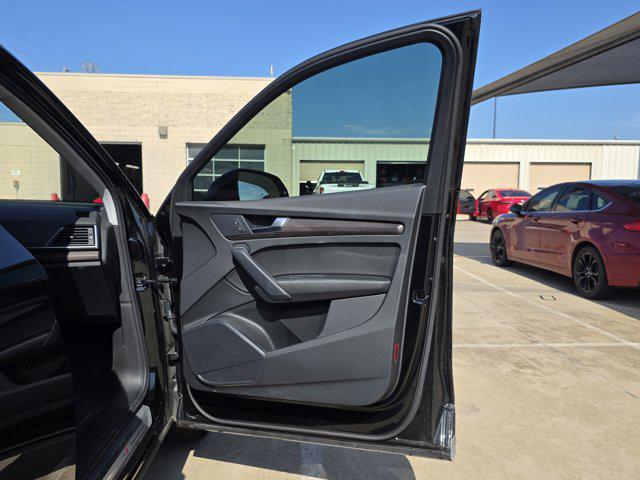 Photo of 2024 Mythos Black Metallic Audi Q5