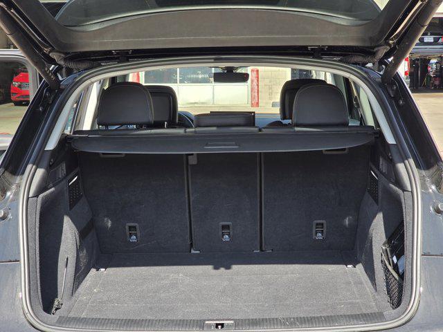 Photo of 2024 Mythos Black Metallic Audi Q5