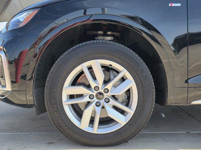 Photo of 2024 Mythos Black Metallic Audi Q5