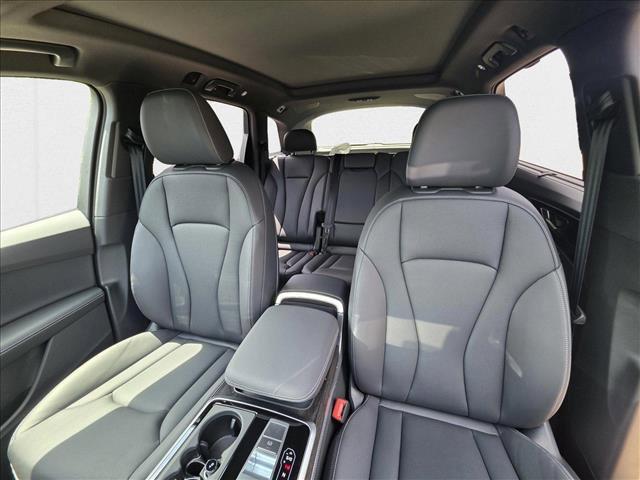 Photo of 2025 Glacier White Metallic Audi Q7