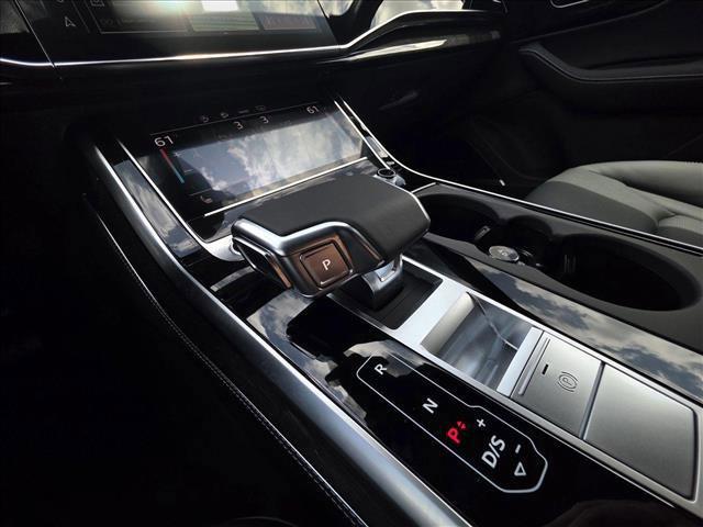 Photo of 2025 Glacier White Metallic Audi Q7